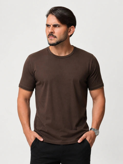 T-SHIRT GOLA E PUNHO MARROM